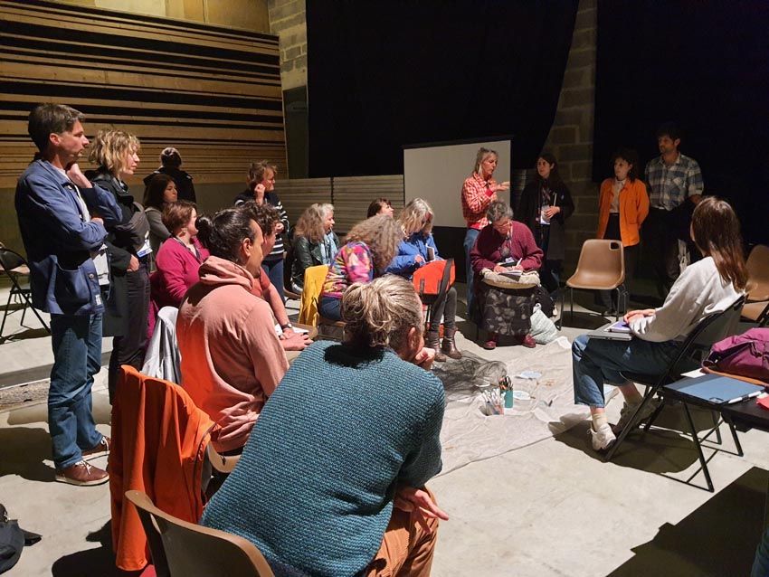 Regard collectif sur l'installation issue de l'atelier [Art et science] animé par C.Paillard et M.-C. Raoul aux Actes Bretagne 2025, SEW, Morlaix. Photo © M.-C. Raoul.