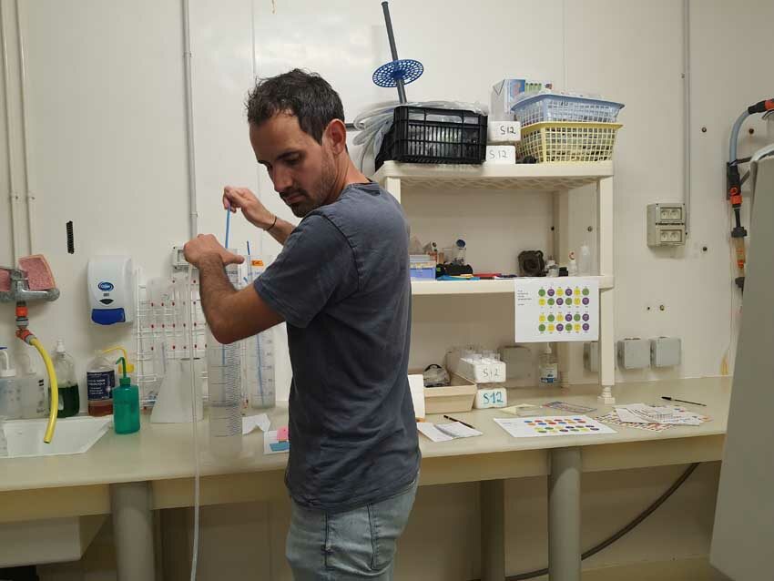 Hugo Koechlin, responsable de la station expérimentale d'Argenton aide Caroline Fabioux dans le filtrage des gamètes, mai 2025. Photo © Marie-Claire Raoul
