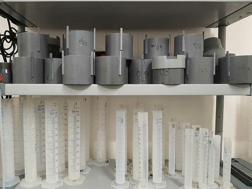 Éprouvettes et autres matériels de laboratoire, station expérimentale d'Argenton, 13 mai 2025. Photo © Marie-Claire Raoul