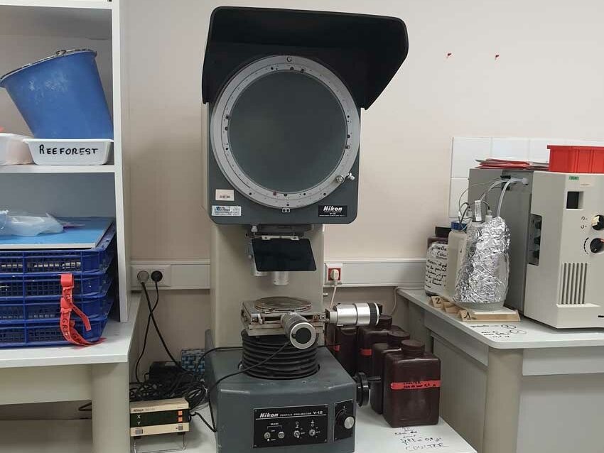 Projecteur optique de profil utilisé pour mesurer les micro-organismes (il projette l'ombre de l'objet observé), station expérimentale d'Argenton, 15 mai 2025. Photo © M.-C. Raoul
