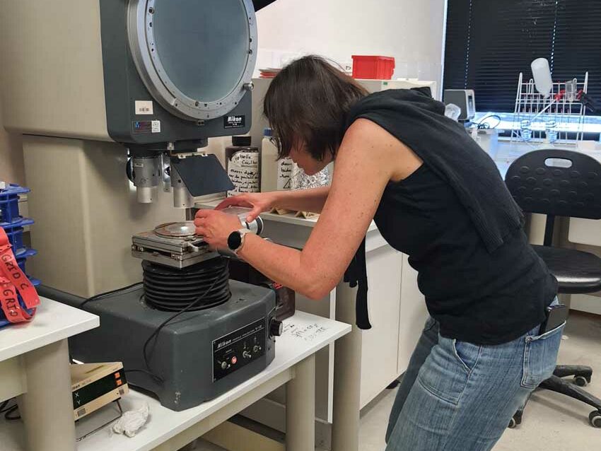 Caroline Fabioux installe les échantillons à observer sur le plateau du microscope projecteur de profil, station expérimentale d'Argenton, 15 mai 2025. Photo © M.-C. Raoul