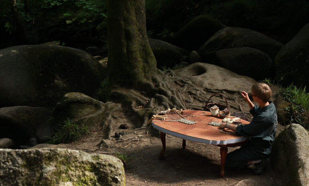 La libellule, atelier nomade, forêt de Huelgoat, 2025, © gladys sauvage