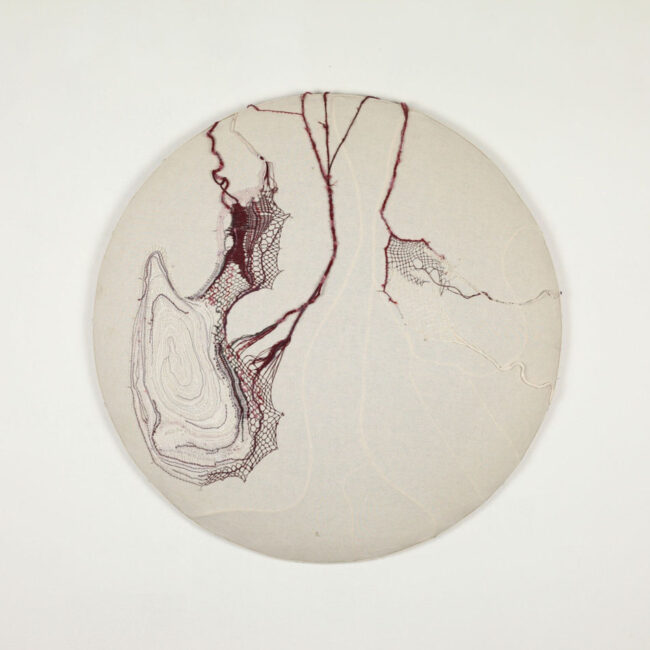 gladys sauvage, Le coussin, 60 x 60 x 15 cm, dentelle aux fuseaux et tapissage fils divers, paille, toile de coton et bois. 2024. Photo : © G. sauvage