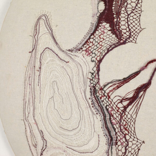 gladys sauvage, Le coussin (détail), 60 x 60 x 15 cm, dentelle aux fuseaux et tapissage fils divers, paille, toile de coton et bois. 2024. Photo : © Gladys Sauvage