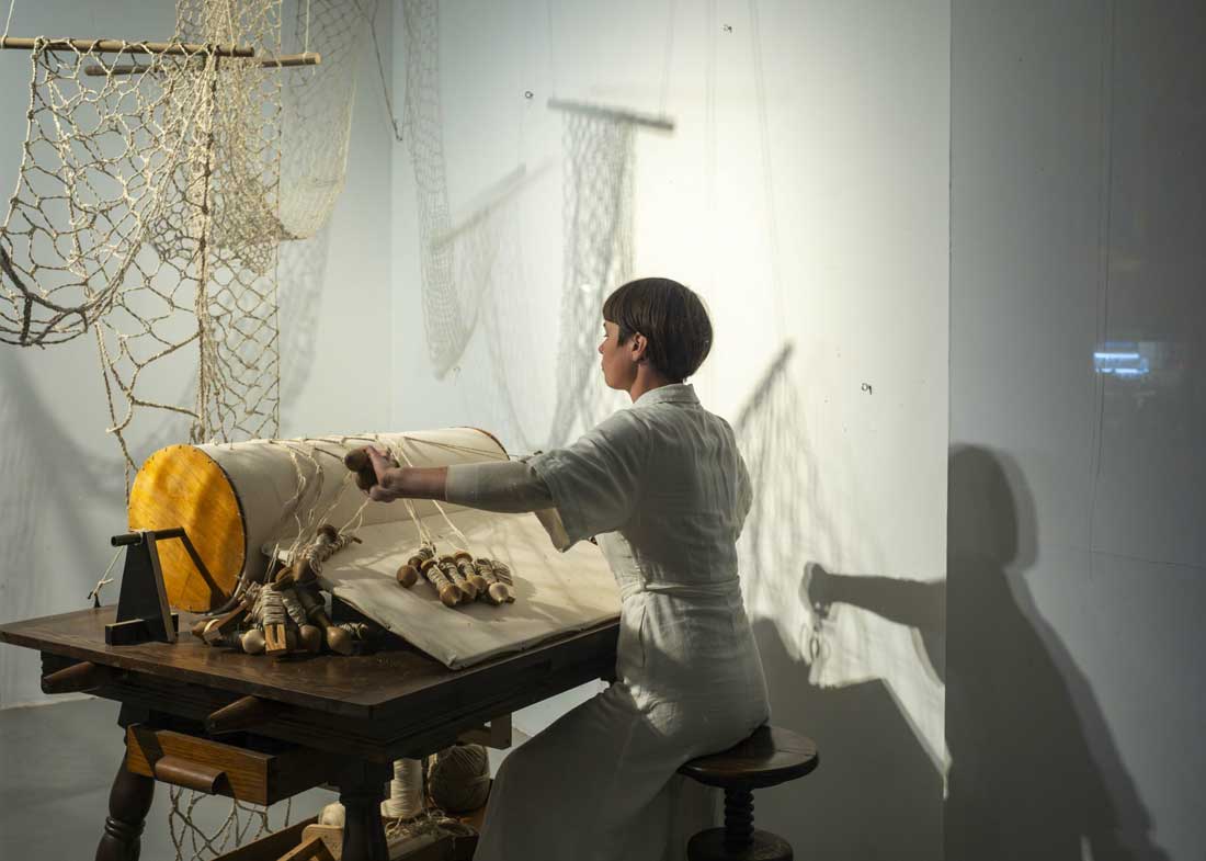 Performance de gladys sauvage, Nous ne sommes pas rentables, installation performative dans la vitrine de la Centrale for contemporary art avec le soutien de FWB, Bruxelles (BE), 2024, © Ph : Éric Rottee