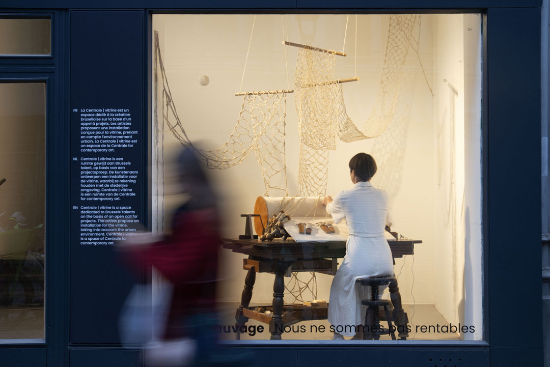 Performance de gladys sauvage, Nous ne sommes pas rentables, installation performative dans la vitrine de la Centrale for contemporary art avec le soutien de FWB, Bruxelles (BE), 2024, © Ph : Philippe De Gobert