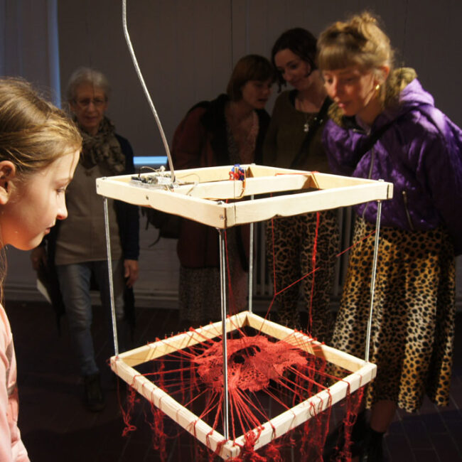 gladys sauvage, Résurgence, vue d'exposition à la Centrale for contemporary art à Bruxelles en avril 2023, 40 x 40 x 40 cm, dentelle aux fuseaux, soie, métal et bois. programme sur Arduino Uno. © g. sauvage.