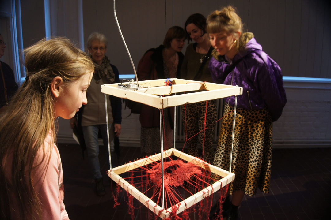 gladys sauvage, Résurgence, vue d'exposition à la Centrale for contemporary art à Bruxelles en avril 2023, 40 x 40 x 40 cm, dentelle aux fuseaux, soie, métal et bois. programme sur Arduino Uno. © g. sauvage.