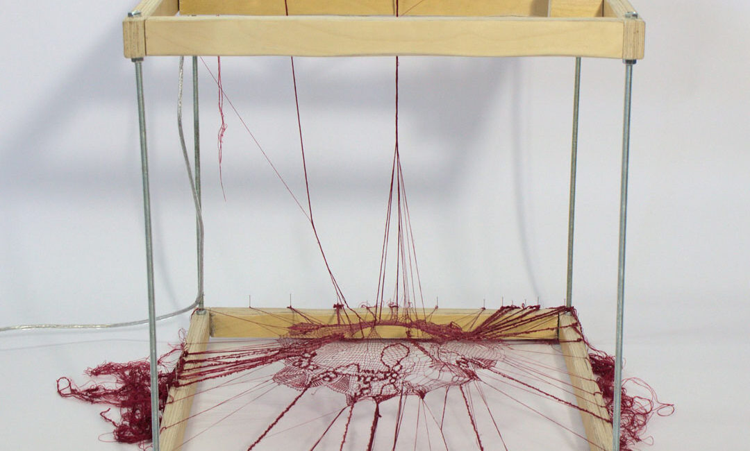 gladys sauvage, Résurgence, 2021, 40 x 40 x 40 cm dentelle aux fuseaux, soie, métal et bois. programme sur Arduino Uno. © g. sauvage.