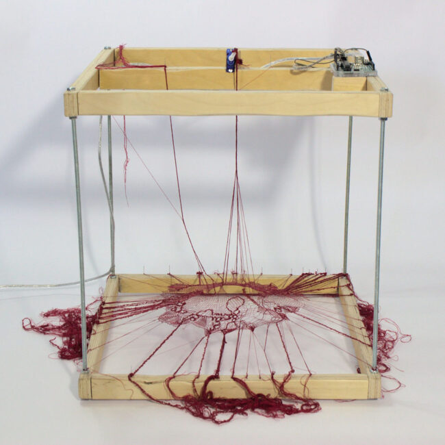 gladys sauvage, Résurgence, 2021, 40 x 40 x 40 cm dentelle aux fuseaux, soie, métal et bois. programme sur Arduino Uno. © g. sauvage.
