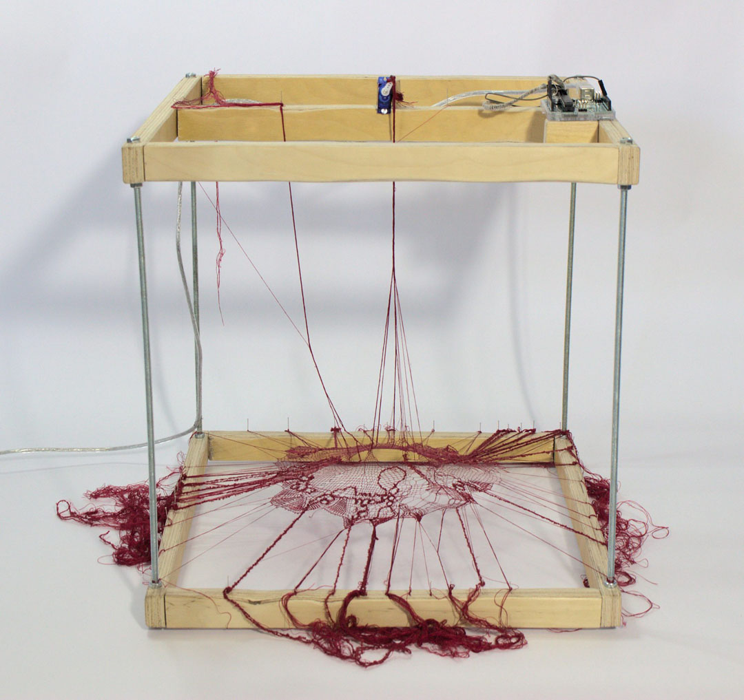 gladys sauvage, Résurgence, 2021, 40 x 40 x 40 cm dentelle aux fuseaux, soie, métal et bois. programme sur Arduino Uno. © g. sauvage.