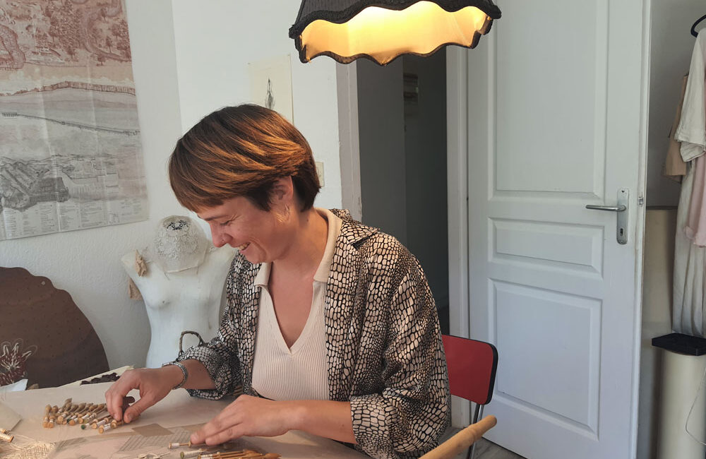 Rencontre avec gladys sauvage, artiste plasticienne, dans son atelier à Huelgoat. L'artiste est accompagnée par Espace d'Apparence, avec le soutien de la Région Bretagne, pour son projet autour des microorganismes marins. Son medium est le textile et en particulier la dentelle au fuseau et le picot bigouden. 21 mai 2026. Crédit photo : @ M.-C. Raoul