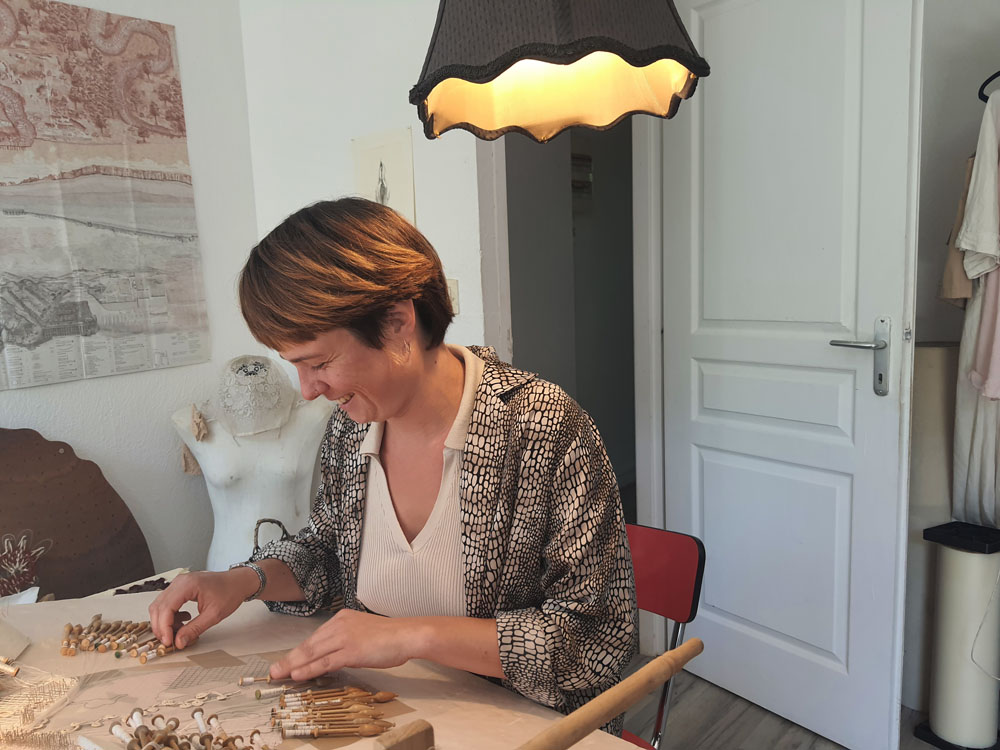 Rencontre avec gladys sauvage, artiste plasticienne, dans son atelier à Huelgoat. L'artiste est accompagnée par Espace d'Apparence, avec le soutien de la Région Bretagne, pour son projet autour des microorganismes marins. Son medium est le textile et en particulier la dentelle au fuseau et le picot bigouden. 21 mai 2026. Crédit photo : @ M.-C. Raoul